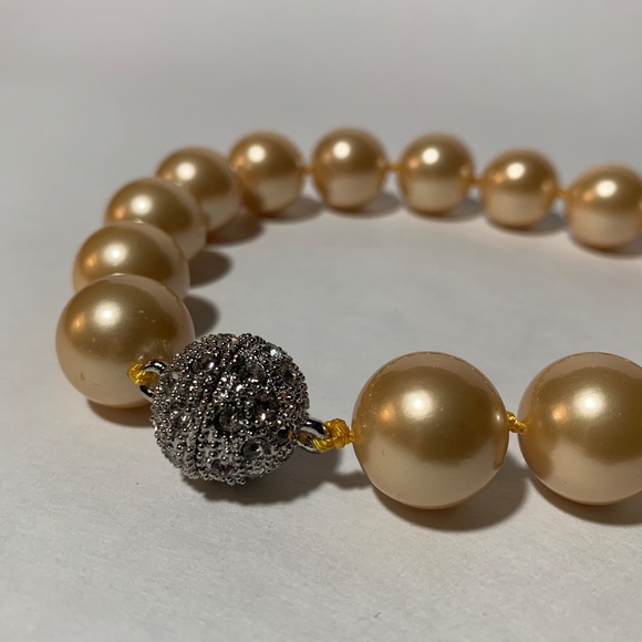 Elegant Shell Pearl Necklace with Magnetic Clasp in Light Honey 15mm - Picture 3 of 8